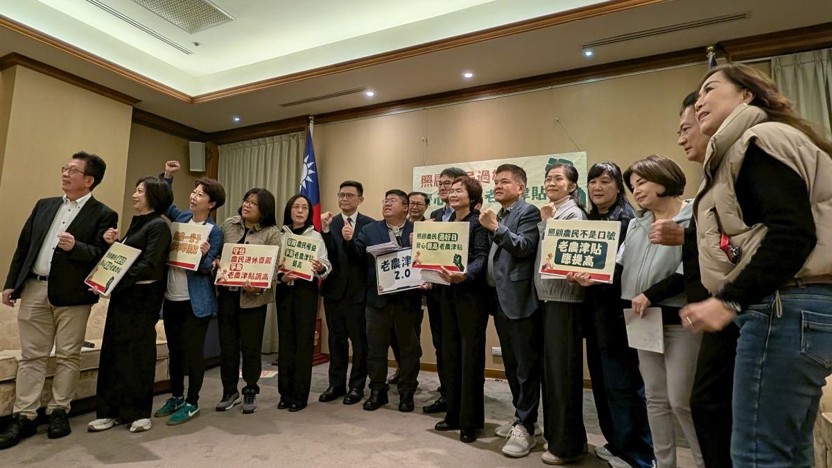民進黨立委19日也舉行老農津貼記者會。(圖/蔡易餘辦公室提供)