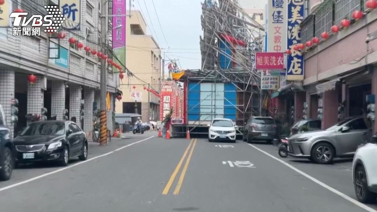 神壇從12日就已搭建，預計直到明年1月4日才會拆除。(圖／TVBS)