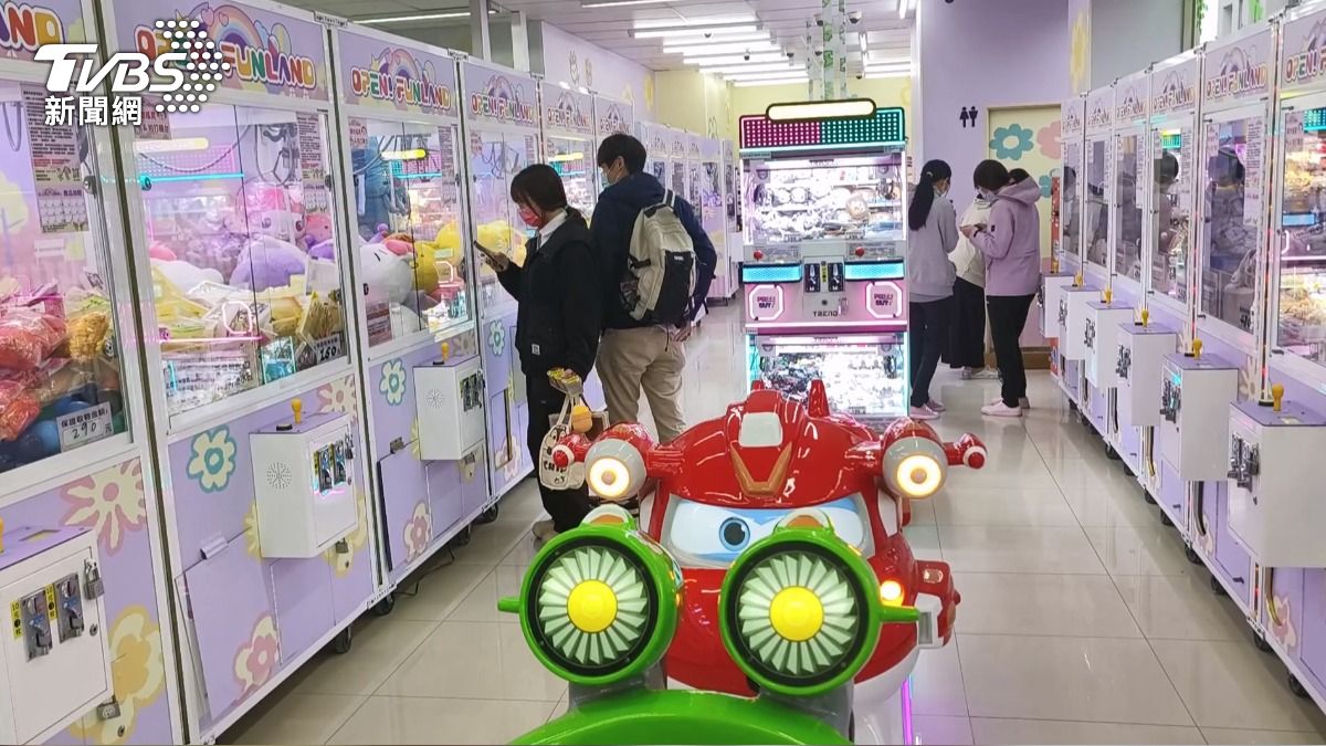 台南超商沒極限！整排夾娃娃機、賽車、太鼓達人直搬進門，永大路掀「大型店」戰火。（圖／TVBS）