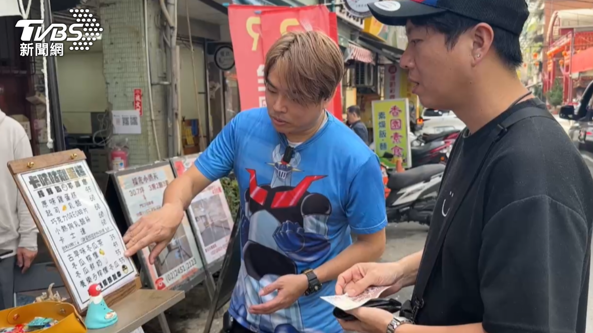 通告藝人卡古擺攤賣雞蛋糕。（圖／TVBS）