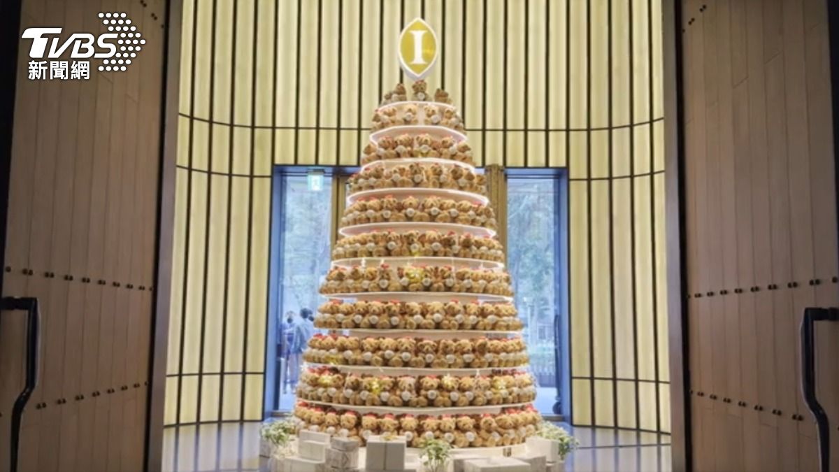 超過300隻泰迪熊打造耶誕樹。(圖/高雄洲際酒店提供)
