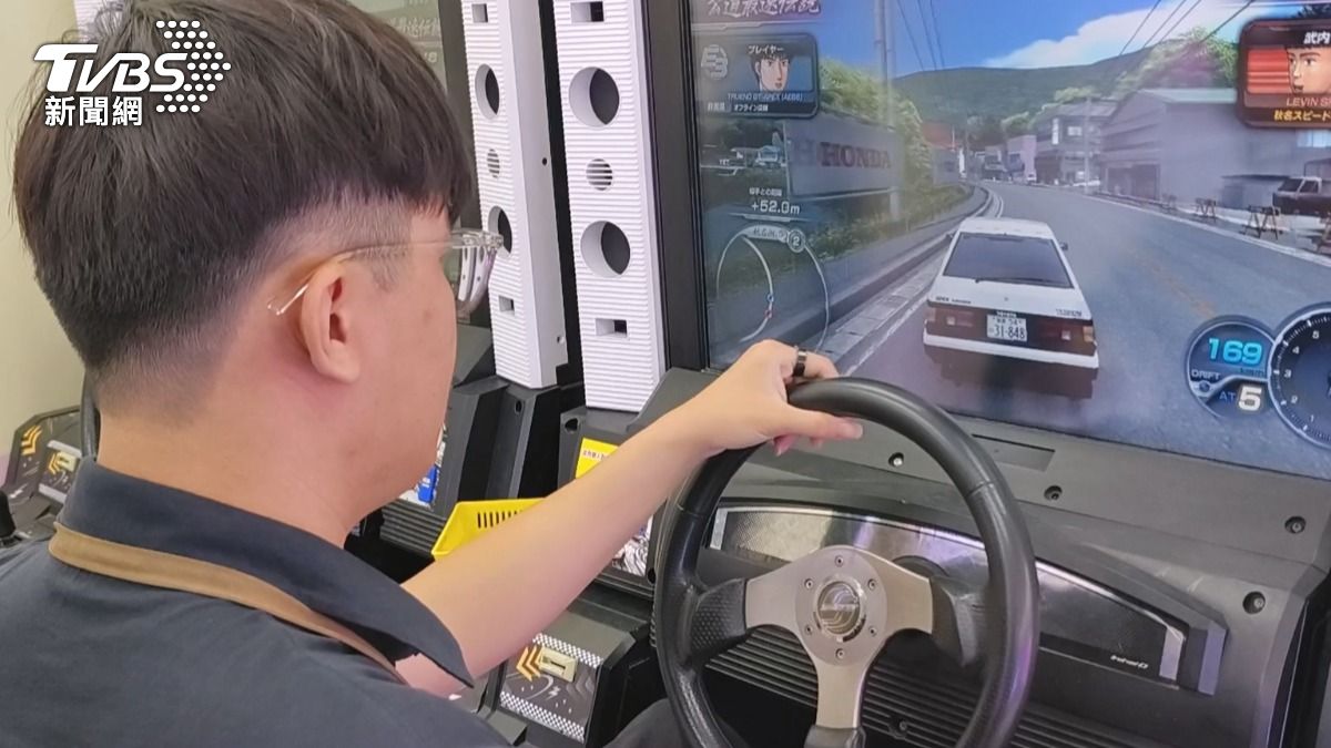 台南的超商裡面，竟然有大型賽車機台，讓民眾相當驚奇。（圖／TVBS）