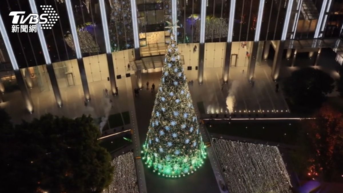 金控公司外面的耶誕樹有飄雪燈光秀。(圖/凱基金控提供)