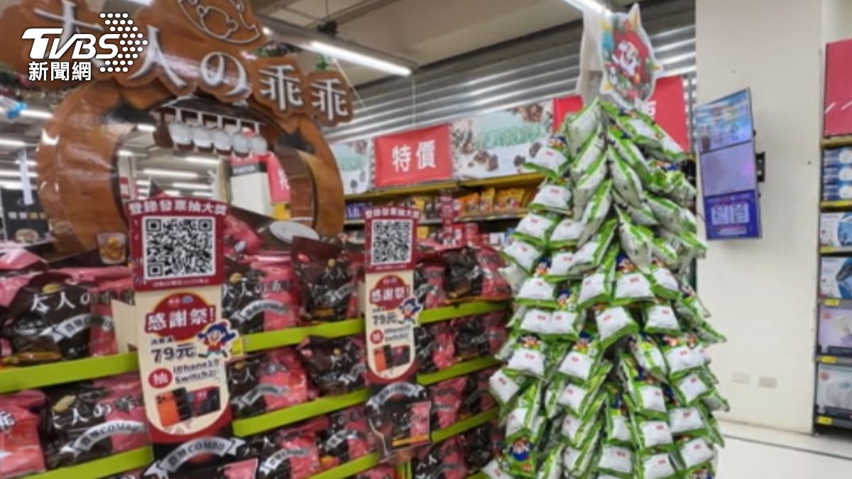 賣場用多包乖乖串成耶誕樹。(圖/TVBS)