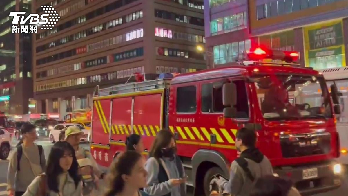 警消獲報趕抵現場。(圖/TVBS)