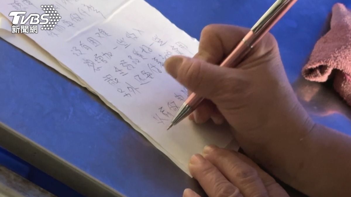 55歲的林小姐是聾啞人士,她透過紙筆表達,為了照顧母親及改善生活,才會撿拾回收物,增加收入。(圖/TVBS)