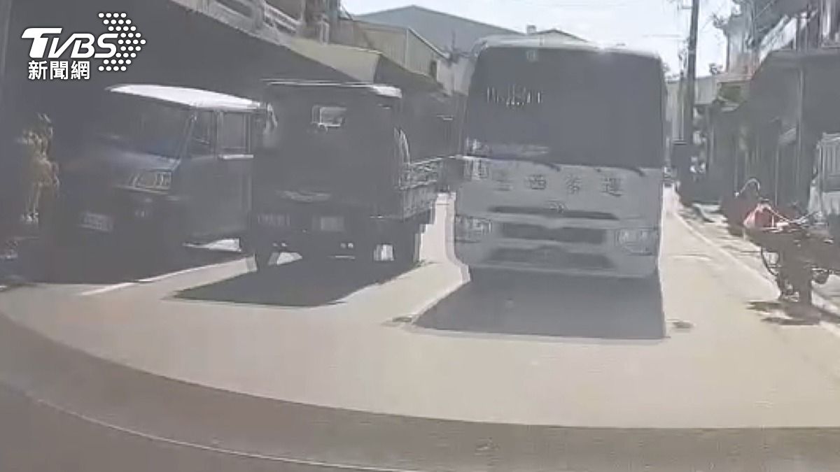 客運為超越前方農用車,不顧道路安全規範,越線行駛並持續按喇叭要求對向車輛讓路 。(圖/民眾提供)