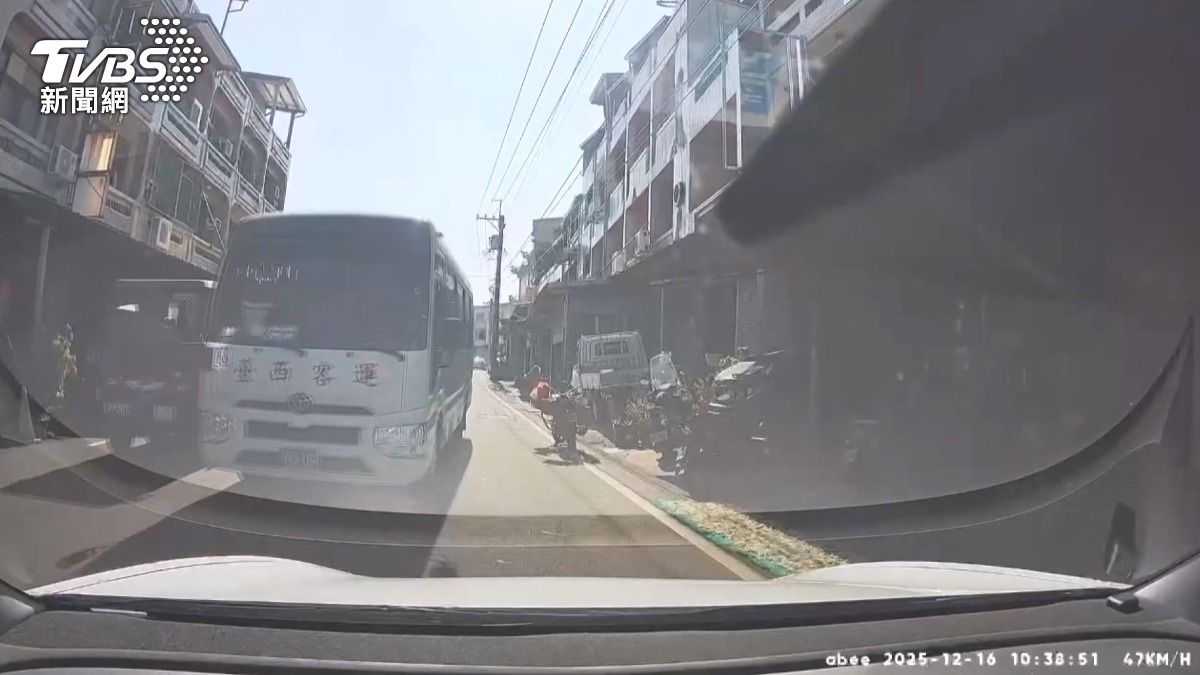 林先生行經該路段時,突聽見尖銳的喇叭聲,隨即一輛客運違規跨越雙黃線,朝他的車輛衝來 。(圖/民眾提供)