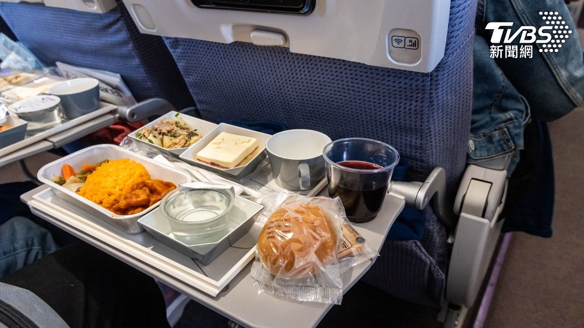 小心在空中不舒服!前空姐揭避吃「這4款飛機餐」 沙拉水果也入列