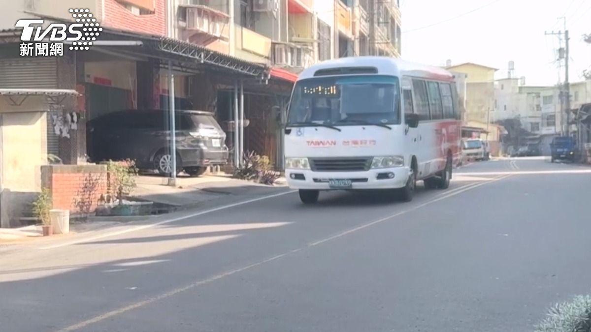 客運在道路轉彎處的情況下,仍違規跨越雙黃線超越農用車,導致險些發生車禍。(圖/TVBS)