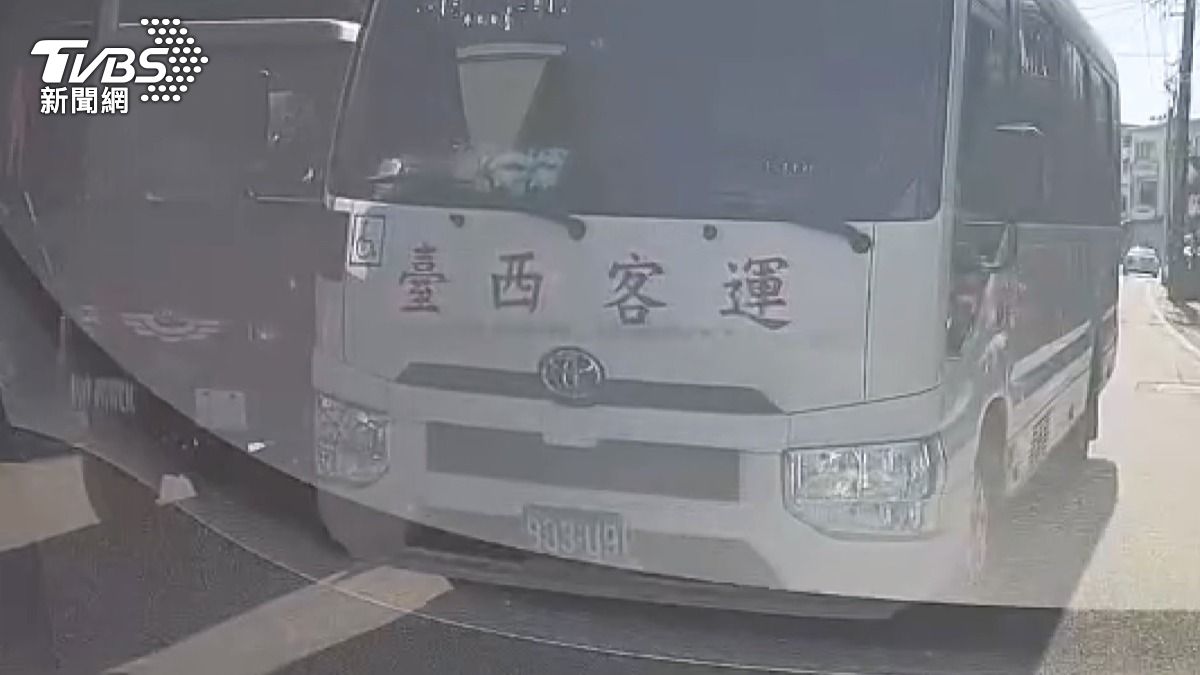 台西客運回應,公司將查核該名駕駛的行為,並對違規駕駛進行懲處及再教育 。(圖/民眾提供)
