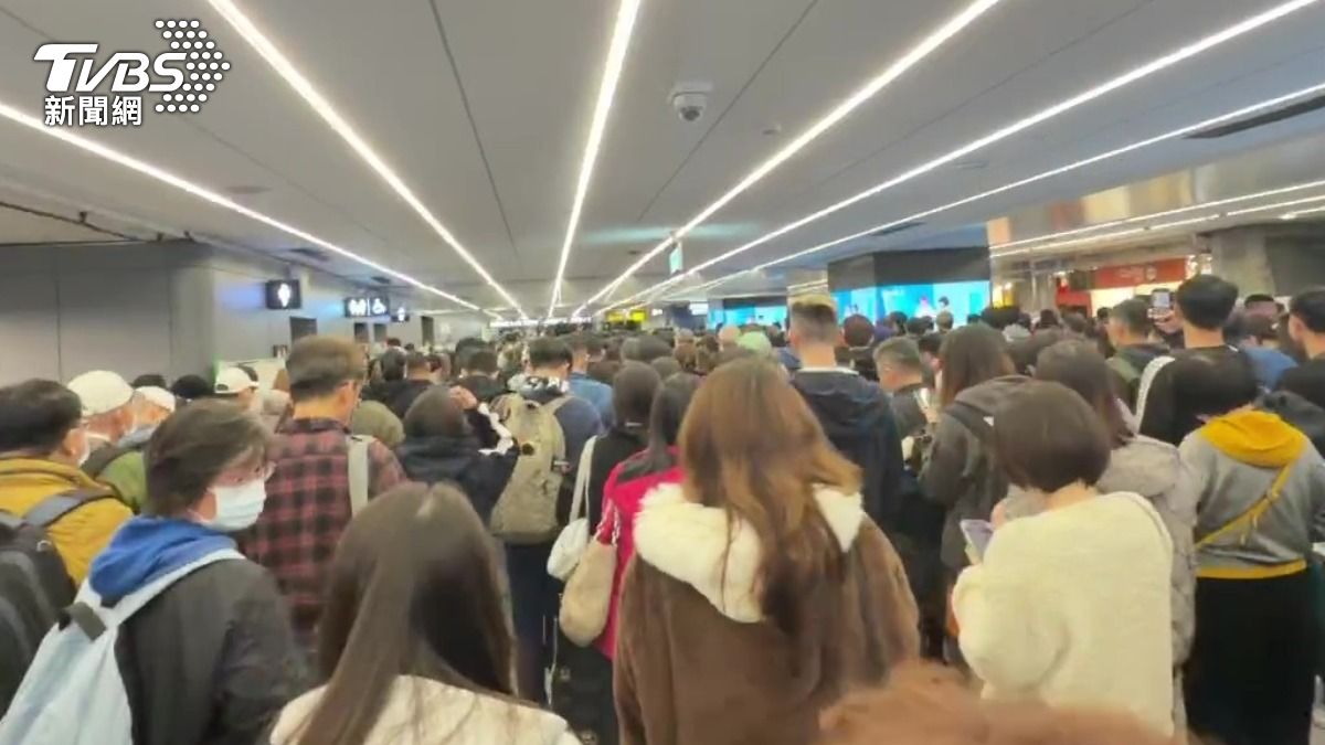 台北捷運公司表示，目前煙霧已消散，該月台列車已恢復正常停靠。（圖／TVBS）
