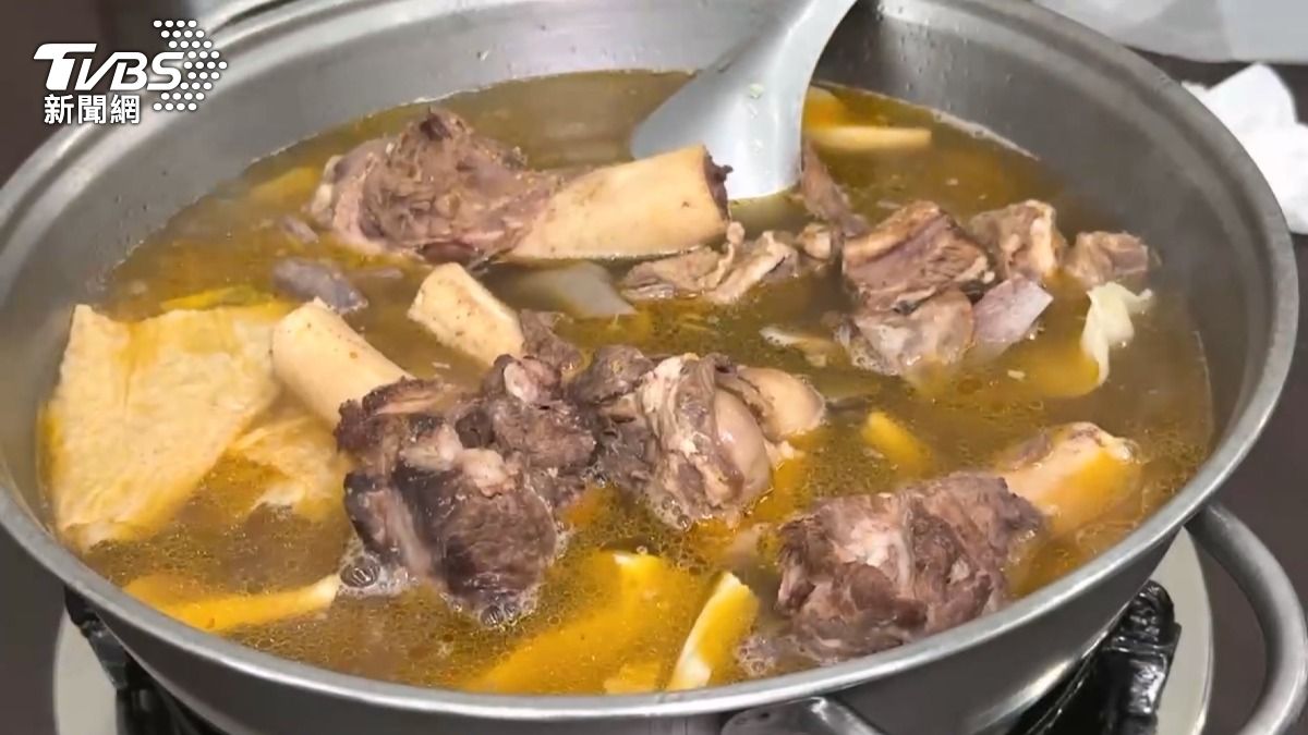 只吸骨髓不吃肉！羊肉爐吃到飽「浪費食材」真的會罰。（圖／TVBS）
