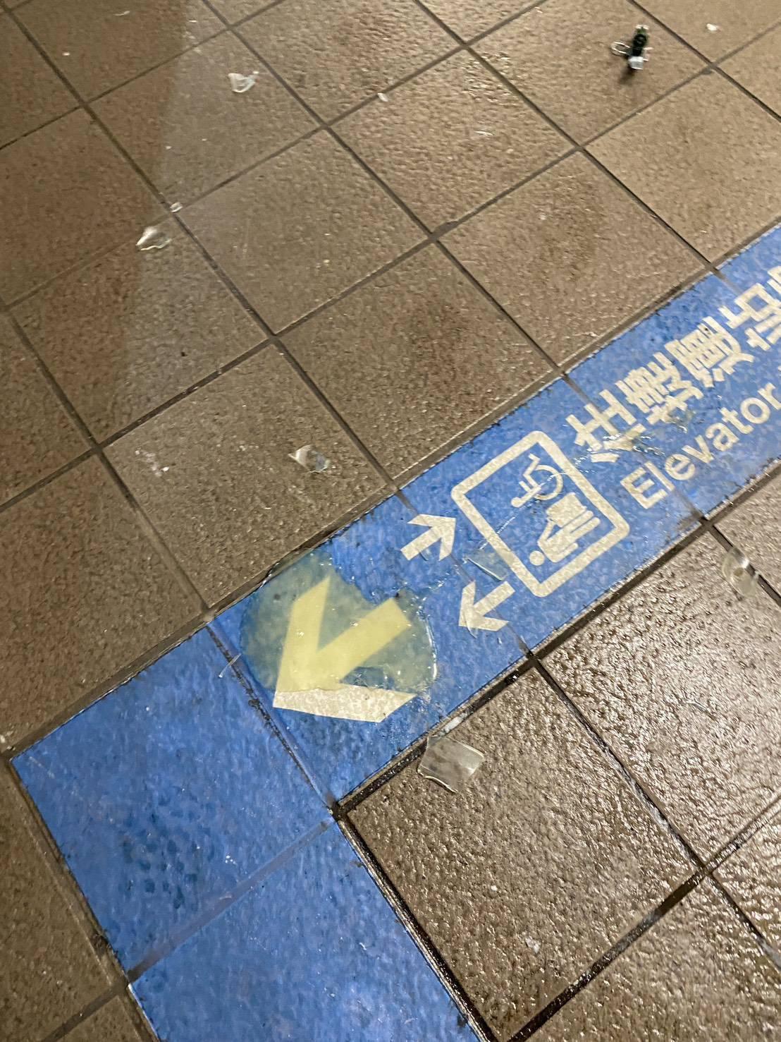 北車遭丟疑似煙霧彈。（圖／TVBS）