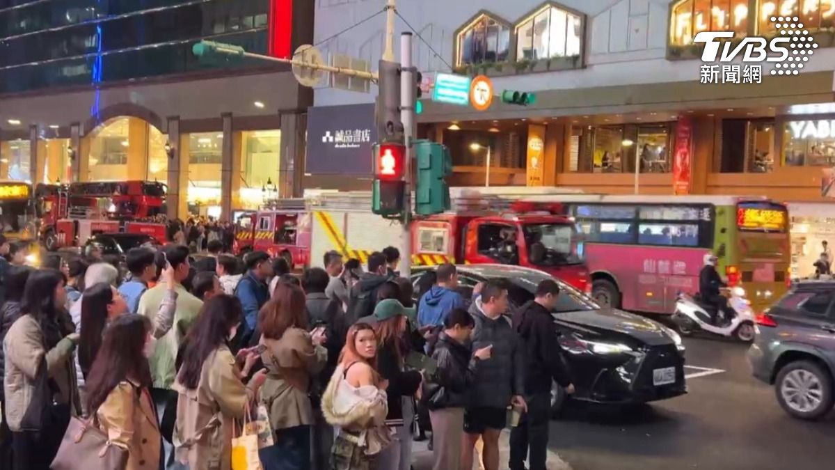 快訊/煙霧彈剛攻擊北車!犯嫌疑「逃至中山站」持長刀砍傷2人