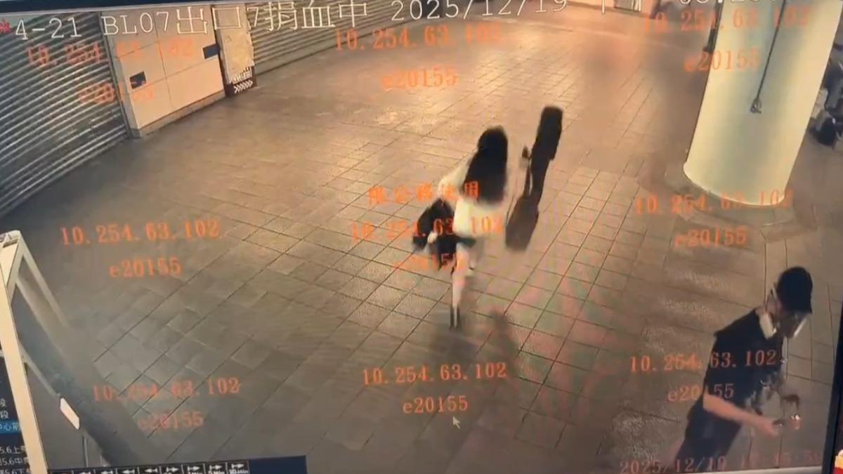 黑衣男疑似點燃汽油彈，嚇得女學生與一旁旅客趕忙逃離。（圖／北捷提供）