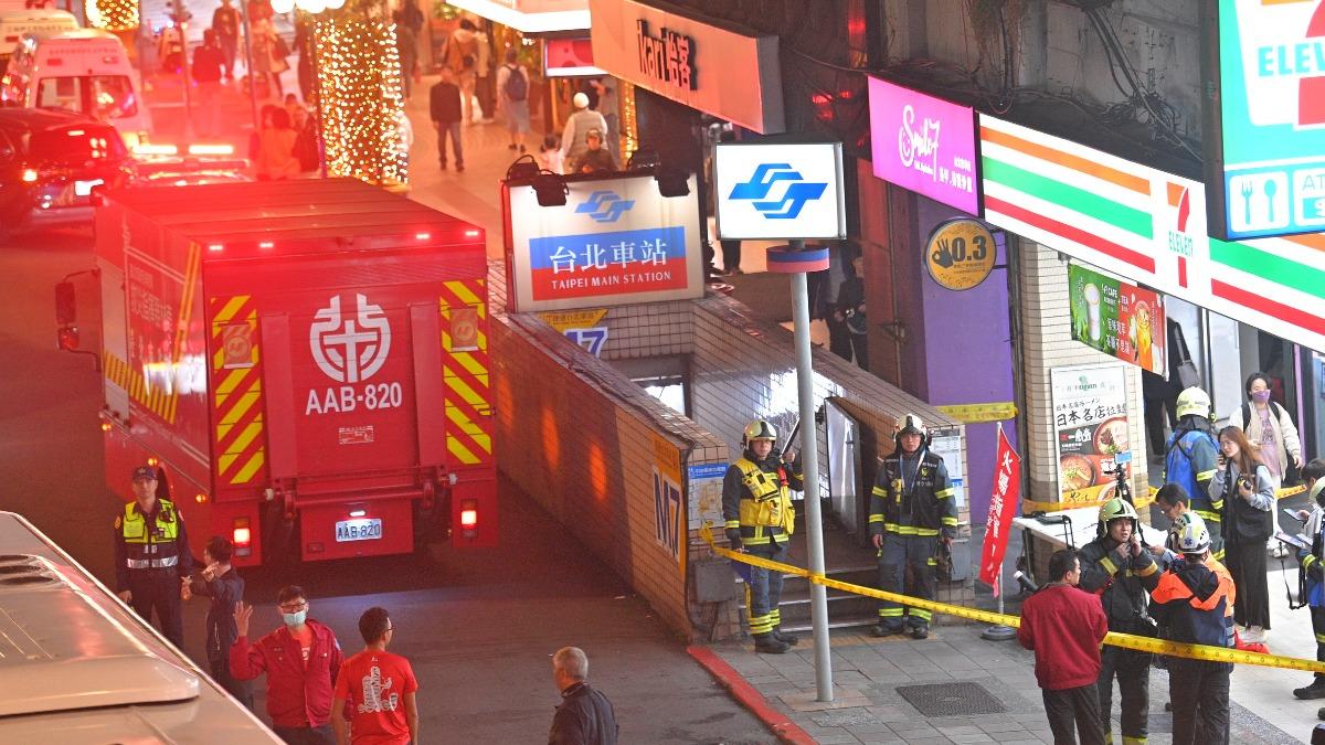 目前台北車站M7出口及M8出口下方區域已全面封鎖。（圖／TVBS）