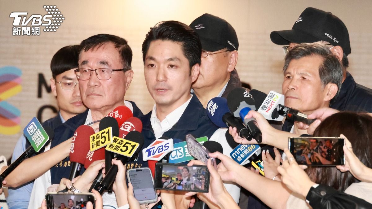 台北市長蔣萬安(中)、副市長李四川(左)、警察局長李西河(右)赴北車坐鎮。(圖/潘建樺攝)
