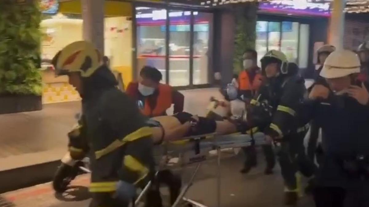 嫌犯被警方包圍後拒捕墜樓送醫搶救。（圖／翻攝畫面）
