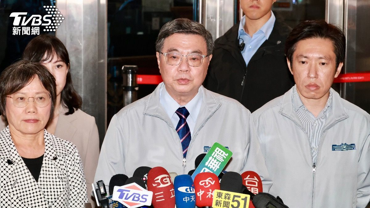 卓榮泰率內政部長劉世芳（左）、行政院秘書長張惇涵前往中正一分局。（圖／潘建樺攝）