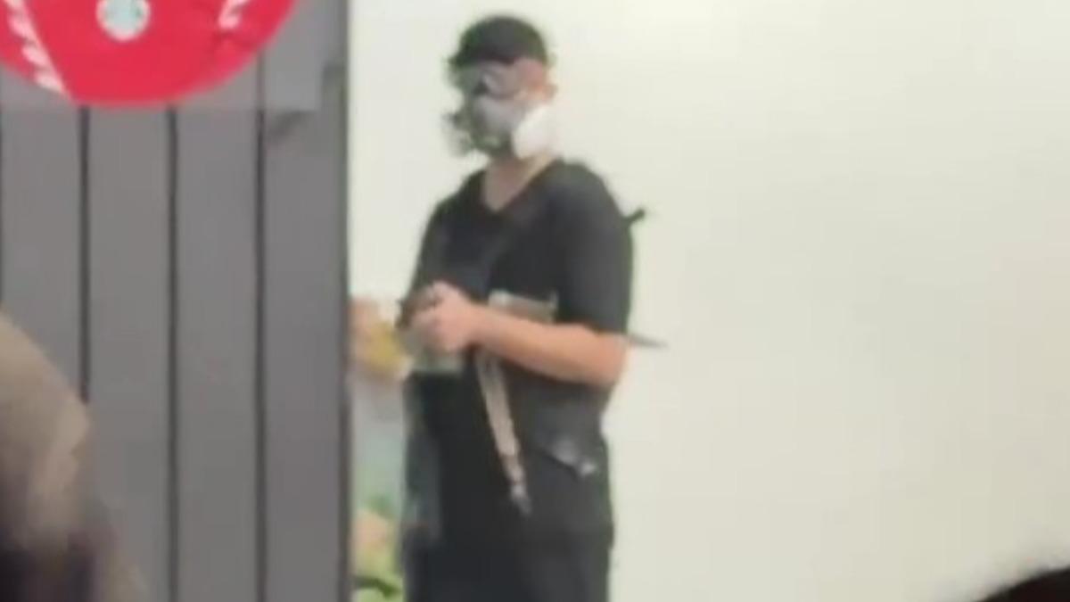 嫌犯在北車犯案後逃往北捷中山站。（圖／翻攝畫面）