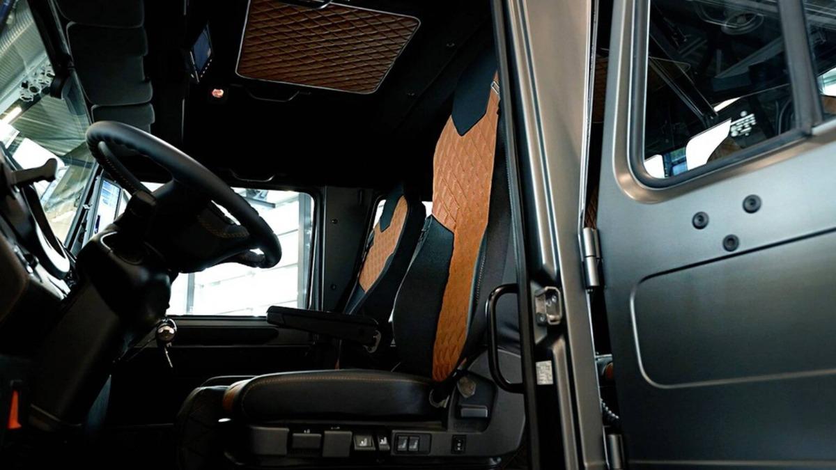 豪華Unimog在車內全面革新,透過豪華配置一改原本粗獷的工作車氣息。(圖/Mercedes-Benz)