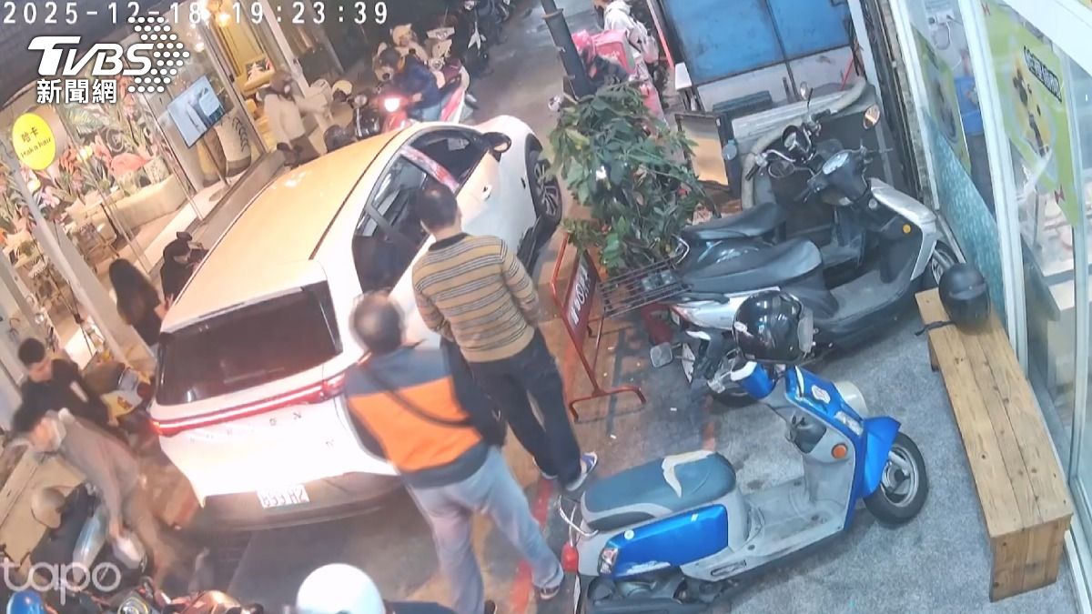東海炒飯街汽車誤闖「被導航騙」 人潮全卡死
