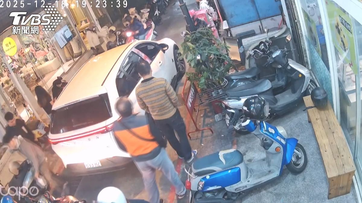 炒飯街驚傳汽車動彈不得！白車誤闖「被導航騙」　人潮全卡死 。(圖／民眾提供)