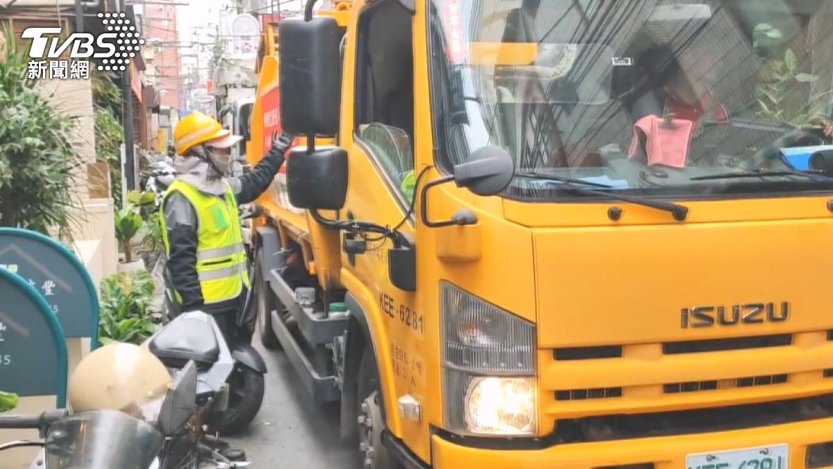 民眾描述當時情況時表示「過不去了」，就連垃圾車來收垃圾也是步步難行 。(圖／TVBS)