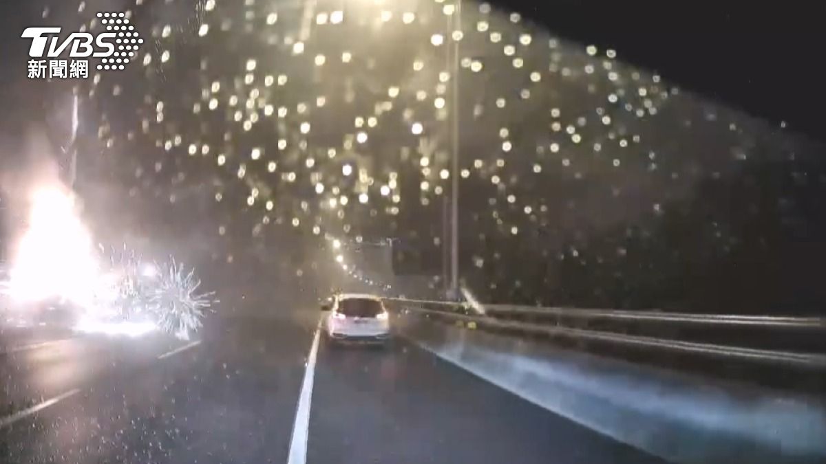 五楊高架驚魂!載爆竹貨車突燃燒 「濃煙夾火光」車流回堵3公里。(圖/民眾提供)