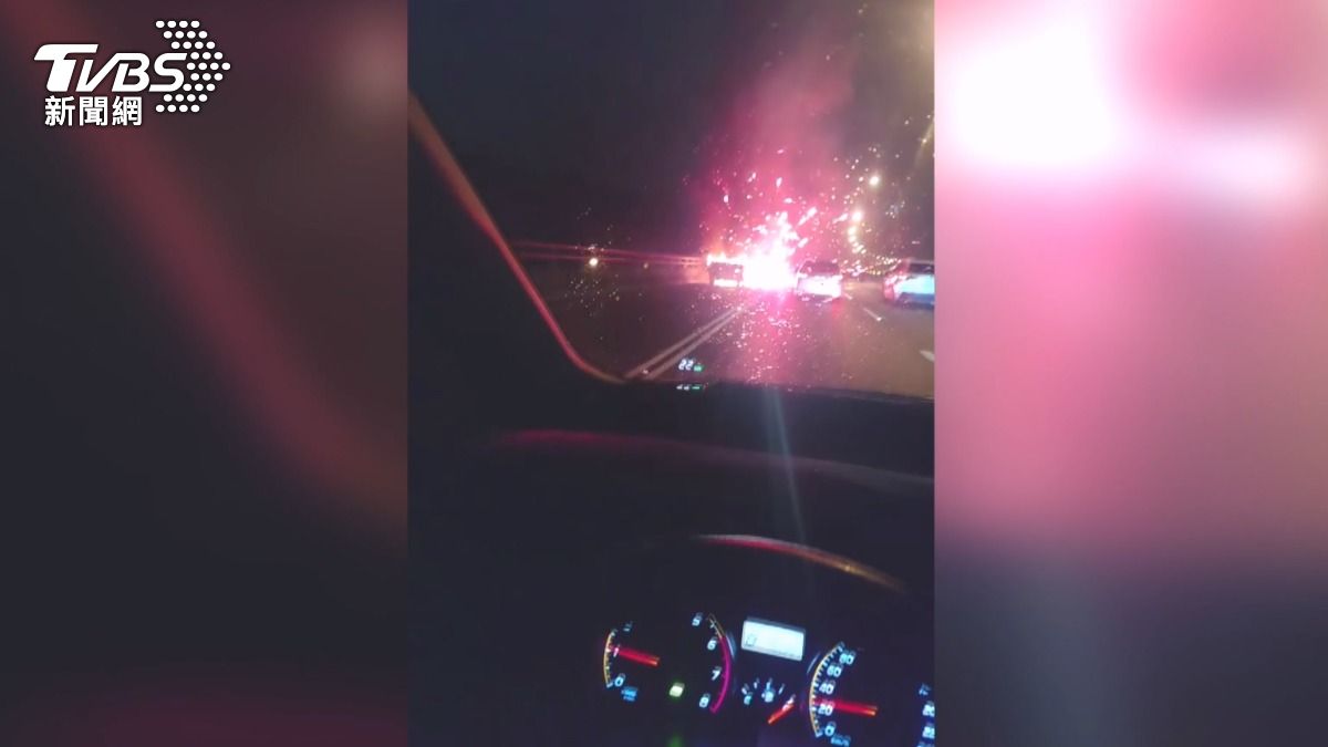 李姓男子駕駛的小貨車正在國道上行駛,車輛不明原因開始冒煙起火。(圖/民眾提供)
