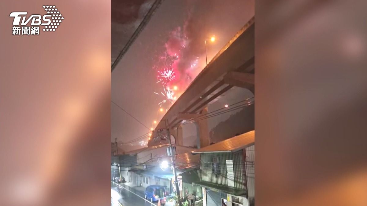 國道上突然出現大量煙火,伴隨著巨大聲響和濃濃黑煙。(圖/民眾提供)