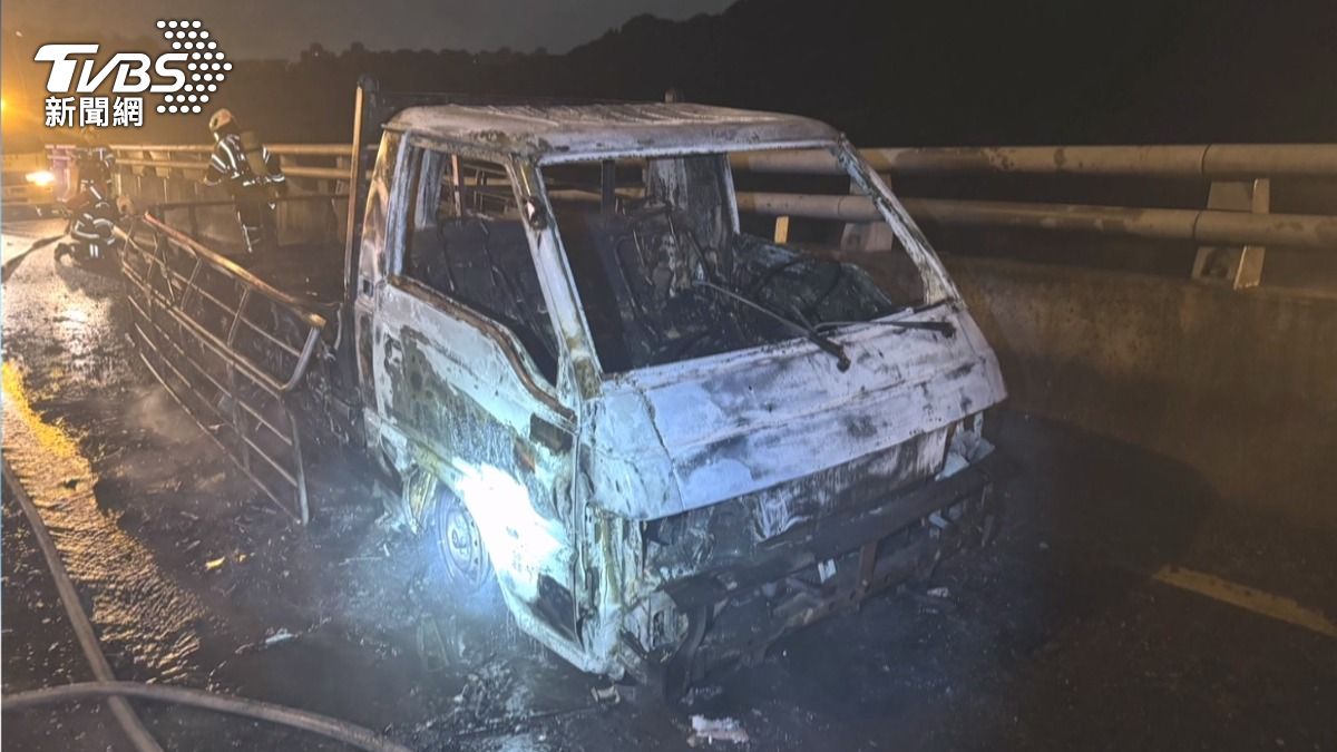 這起事故沒有造成任何人員傷亡,但小貨車已經被火舌吞噬,只剩下車架。(圖/TVBS)