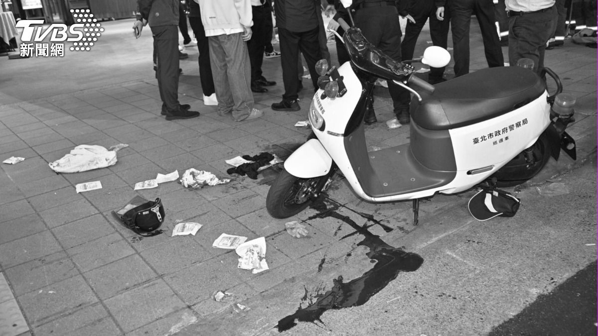 張嫌於北車犯案後跑到中山繼續砍人，街頭留下大片血跡。（圖／胡瑞麒攝）