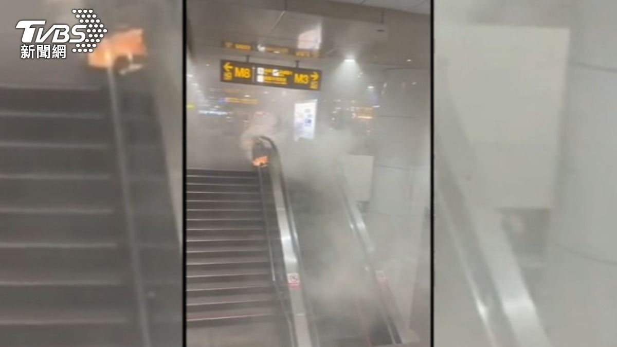 濃煙瞬間瀰漫北車大廳,板南線擠滿逃難人潮。(圖/TVBS)