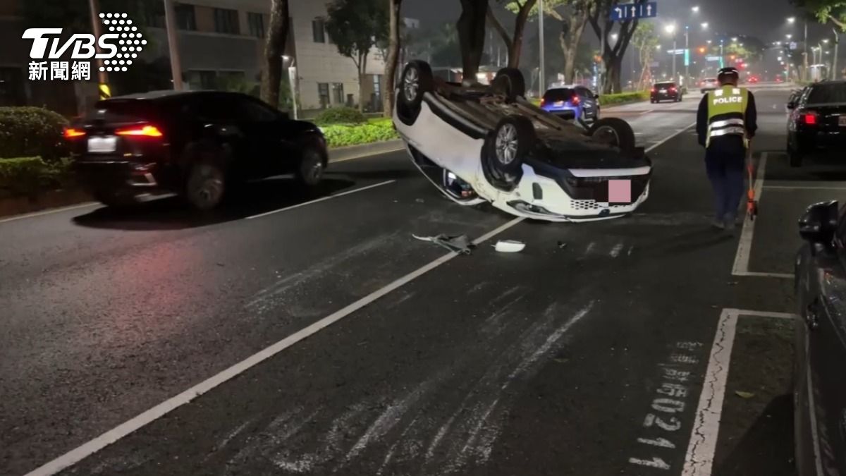 高雄Uber深夜翻覆路中央!女乘客送醫 駕駛毫髮無傷