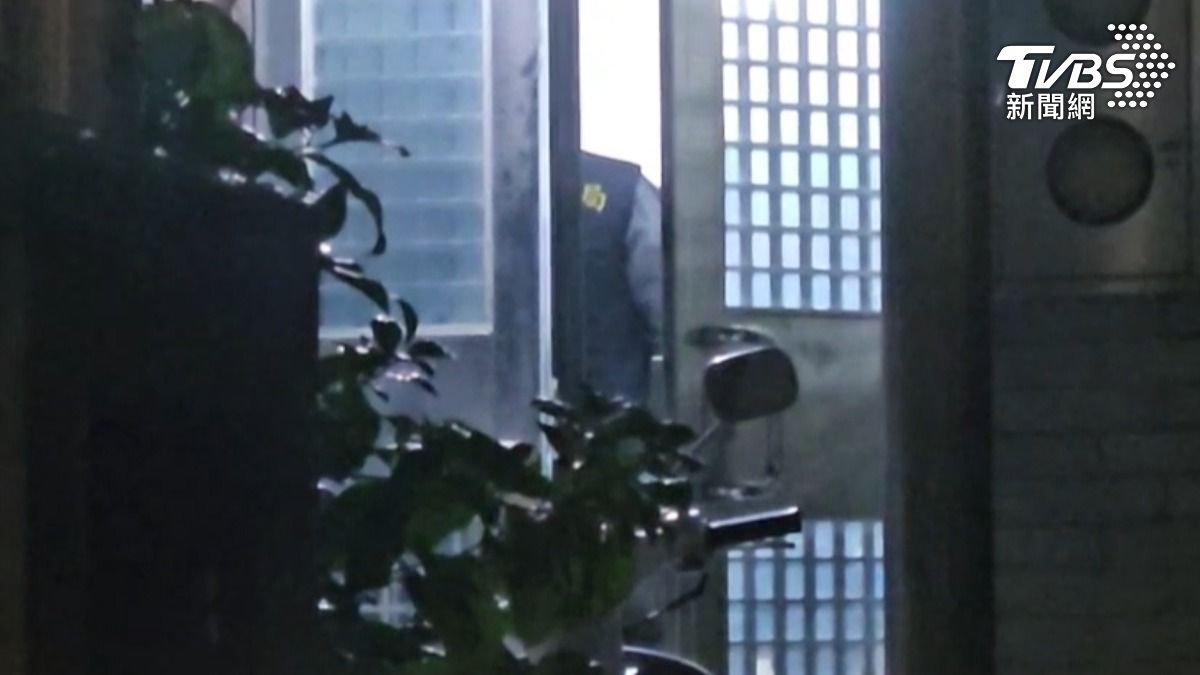 警方今（20日）凌晨前往張文位於桃園楊梅區的老家進行搜索。（圖／TVBS）
