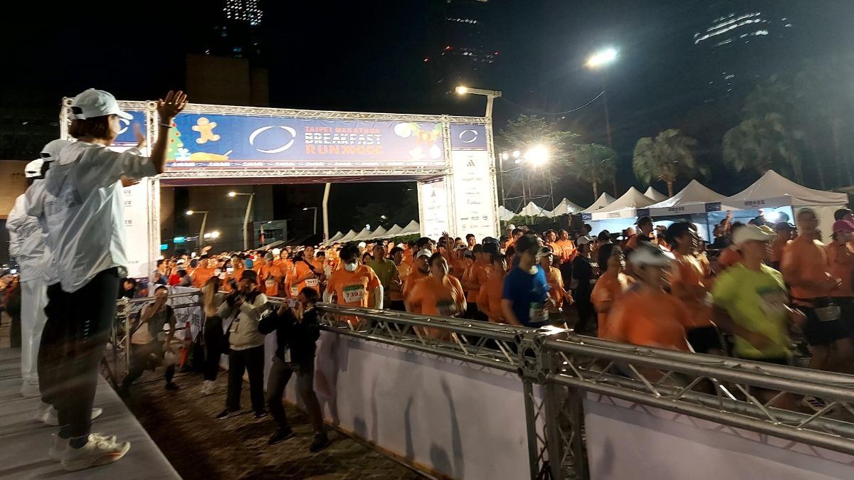 張文隨機攻擊後...台北馬拉松今晨開跑　大批警荷槍維安　