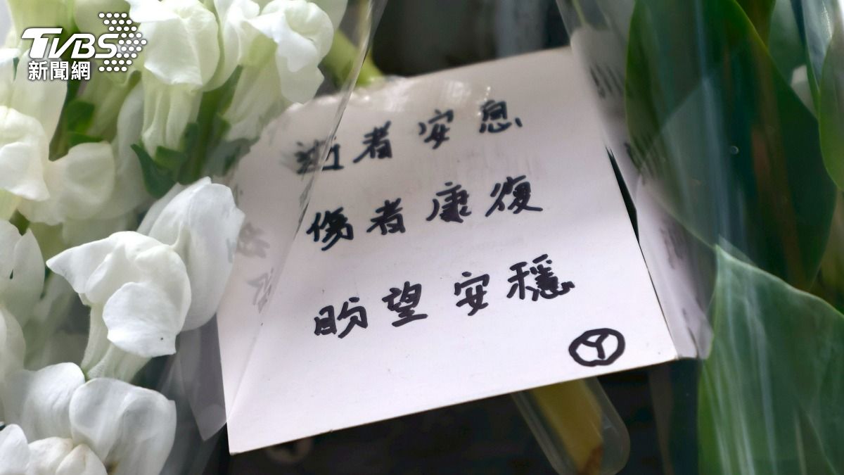 誠品南西店休館一日,民眾前往放花哀悼。(圖/華子琛攝)