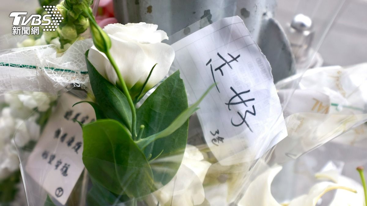 誠品南西店休館一日,民眾前往放花哀悼。(圖/華子琛攝)