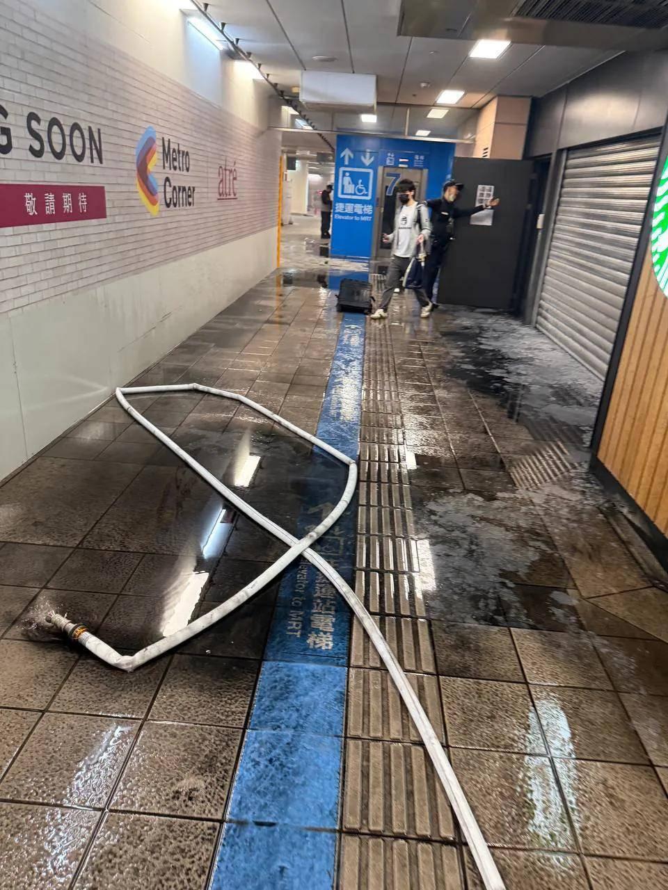 星巴克店員立即拉下鐵門，成功守護顧客安全。（圖／TVBS）