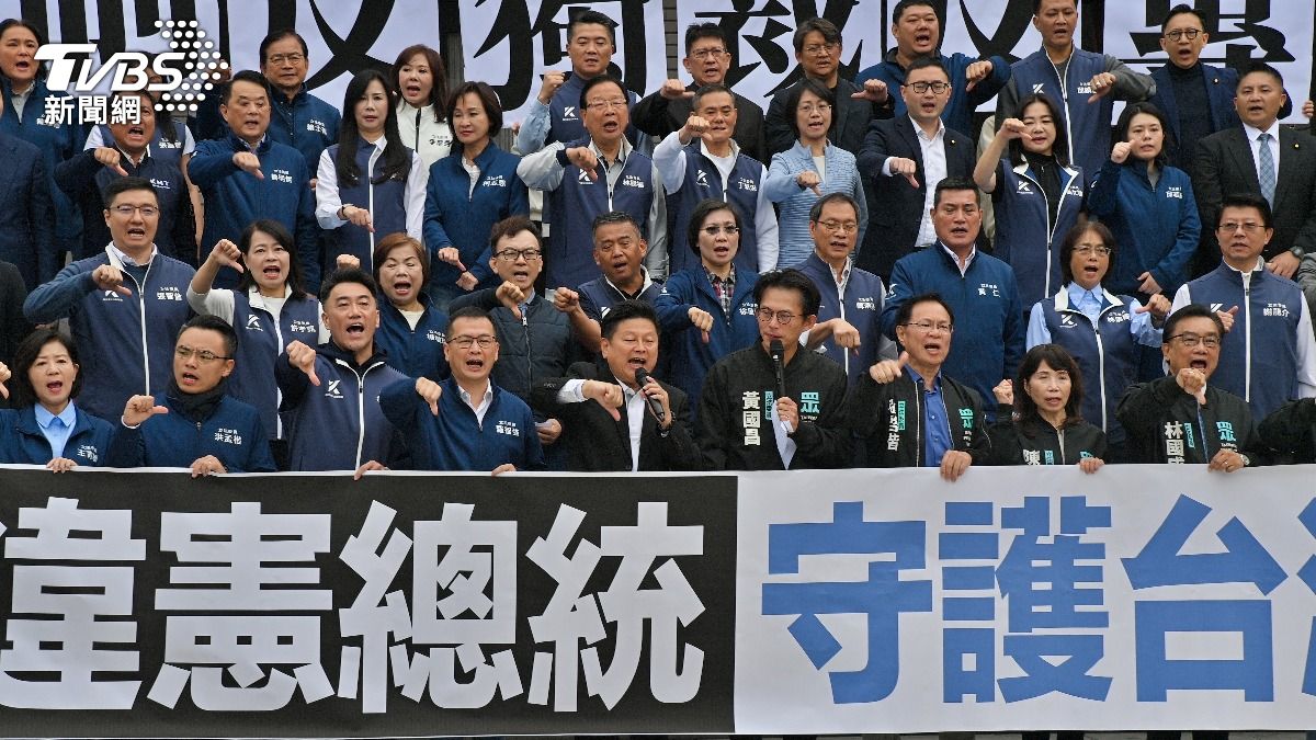 藍白立委在立法院議場前舉行彈劾賴清德記者會。（圖／胡瑞麒攝）