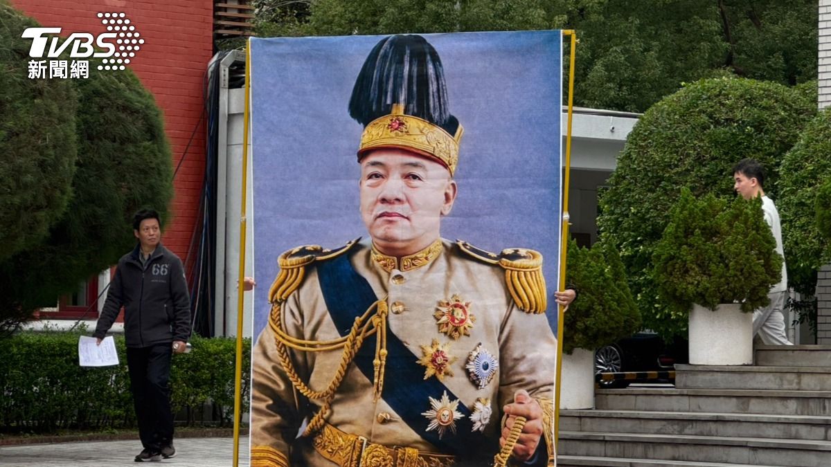 賴清德的臉被套在袁世凱身上。(圖/陳怡潔攝)