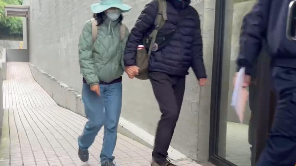 北捷中山砍人/張文無差別攻擊 父母「牽手相依」抵二殯相驗低頭不語