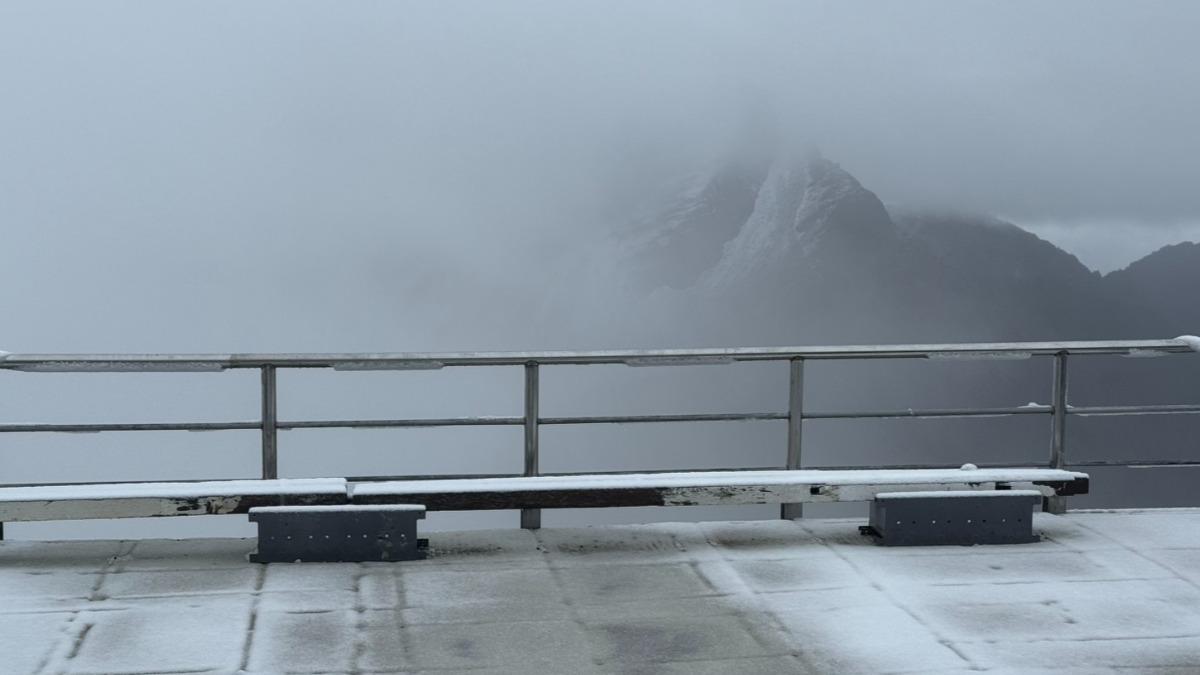 玉山北峰今晨降下瑞雪，早上七點多轉雪夾雨。（圖／中央氣象署）