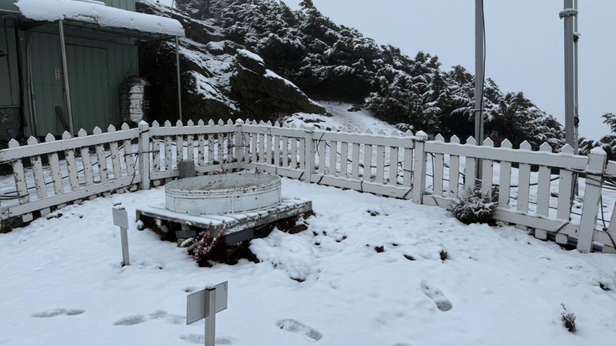 玉山北峰降雪，積雪深度達2.5公分。（圖／中央氣象署）
