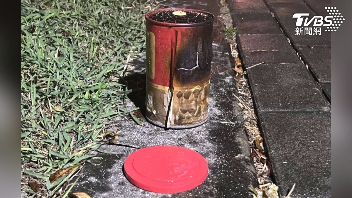 現場發現已經燃燒過的漁船救難用的浮煙訊號發煙筒,鎖定嫌犯後,還在屋內搜出同款的發煙筒(圖/TVBS)