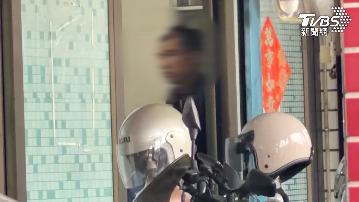 警方大動作調監視器找人,發現是當地頭痛人物,因喝醉酒心情不好,拿著發煙筒到空地施放,一大早前往嫌犯住家抓人(圖/TVBS)