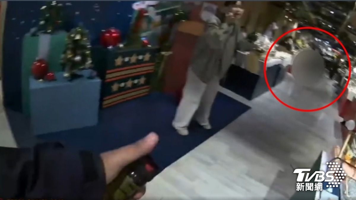 中山南西誠品四樓，有人中刀，男顧客肝臟遭刺，失血過多，傷重不治。（圖／TVBS）