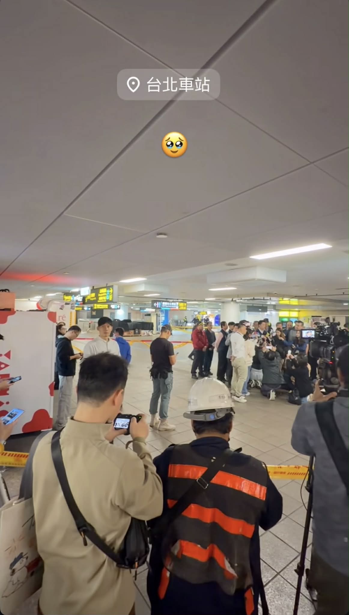 房思瑜公開北車拉起封鎖線的照片。(圖/翻攝自房思瑜IG)